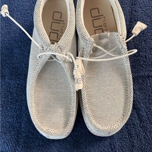 Hey Dude Wally Sox Stone White men 8 UK41 Women 10/10.5. Like new. Tried on only